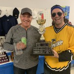 Alain Gaboury accepte le trophée de la Recrue de l'année au nom de son fils Jonathan